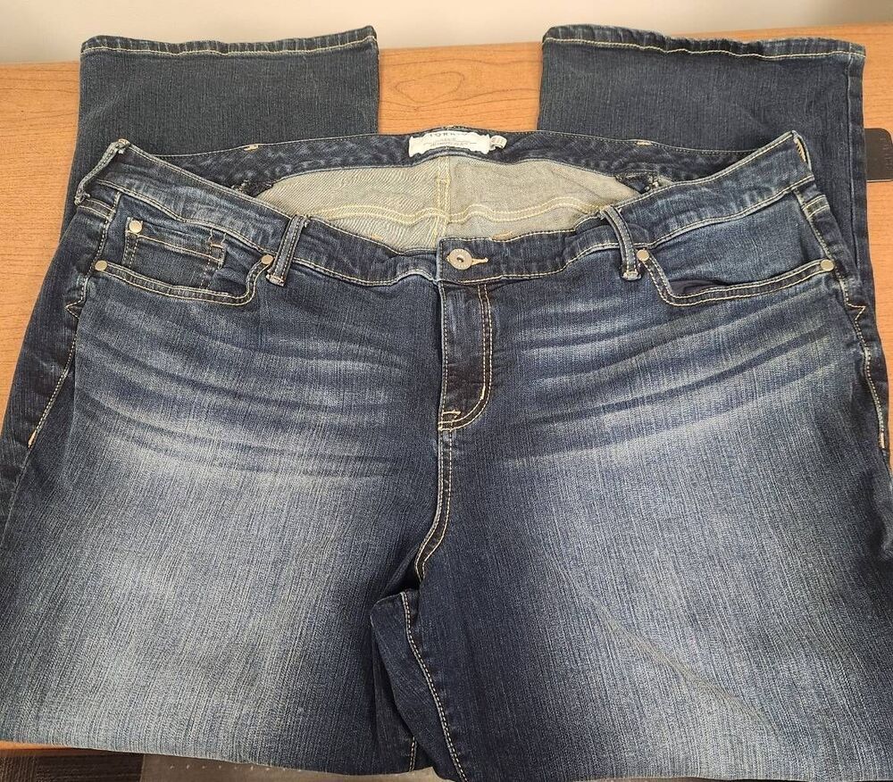 Torrid 26R denim jeans.  Measures approx 48w x 31 I x 12 rise